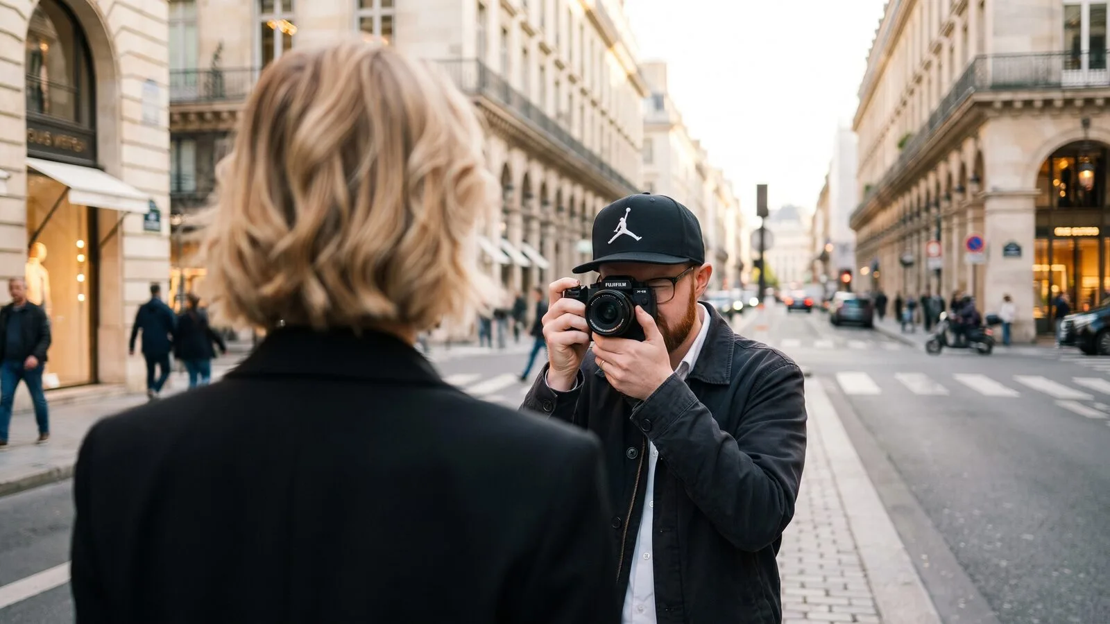 Andreas Klassen fotografiert mit Fujifilm ein Model in der Innenstadt